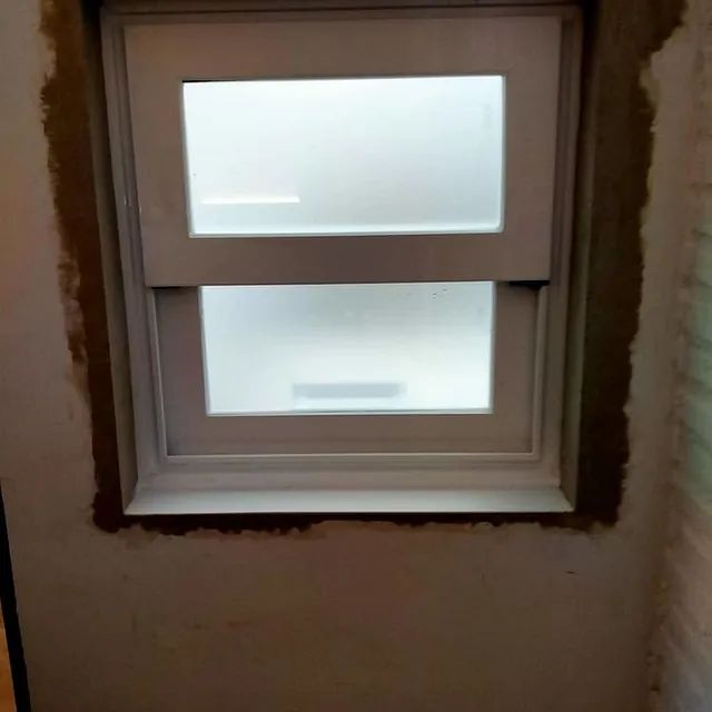 Se está instalando una ventana en un baño.