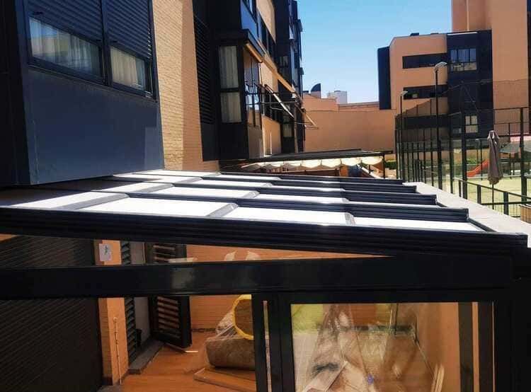 Un balcón con dosel y vista a una ciudad.