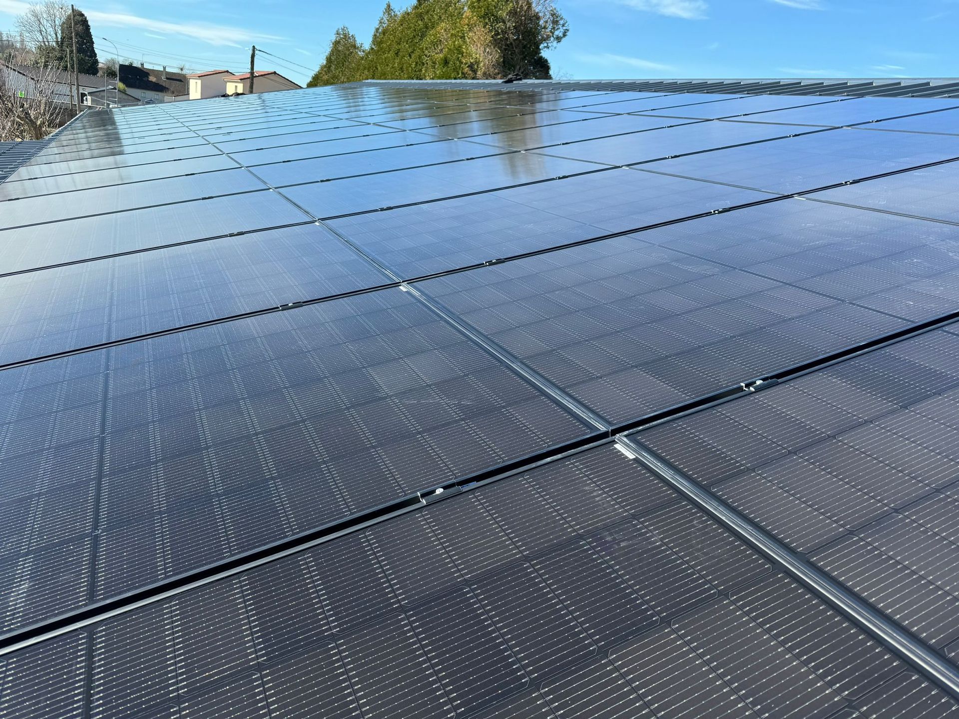 Pose de panneaux photovoltaïques sur une grande surface