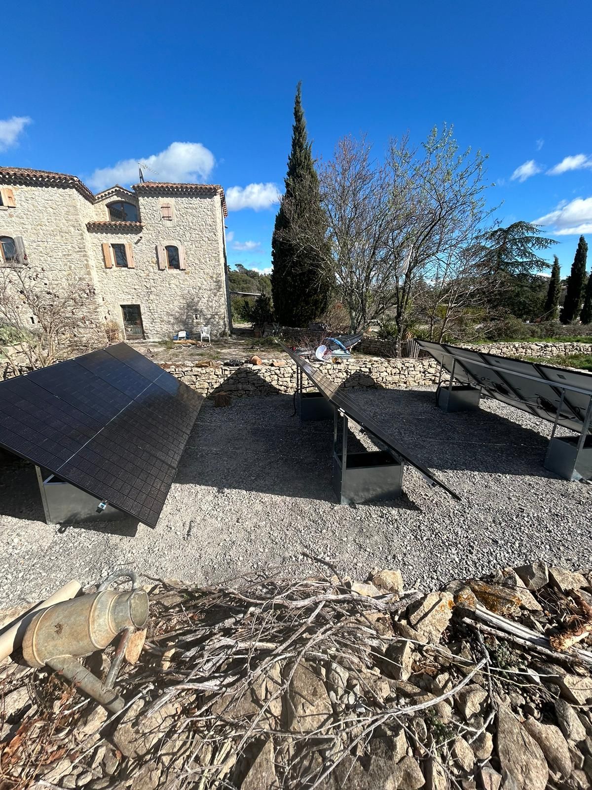 Pose de panneaux photovoltaïques sur supports métalliques dans le jardin