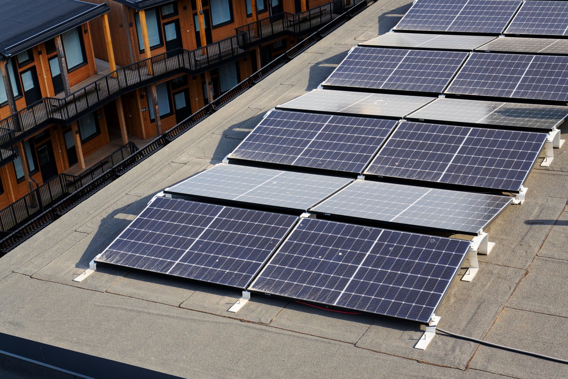 Des panneaux solaires sur le toit d'un bâtiment