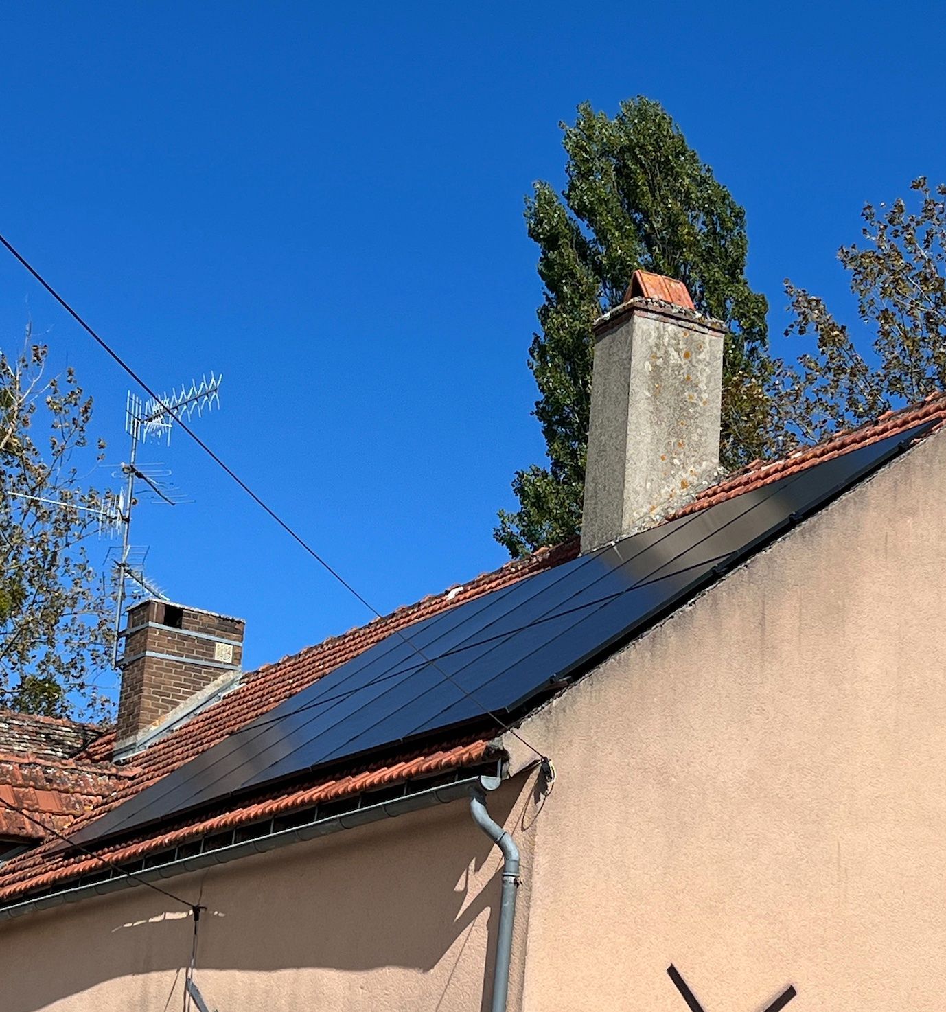 Pose de panneaux photovoltaïques avec micro onduleurs sur une toiture en tuile 