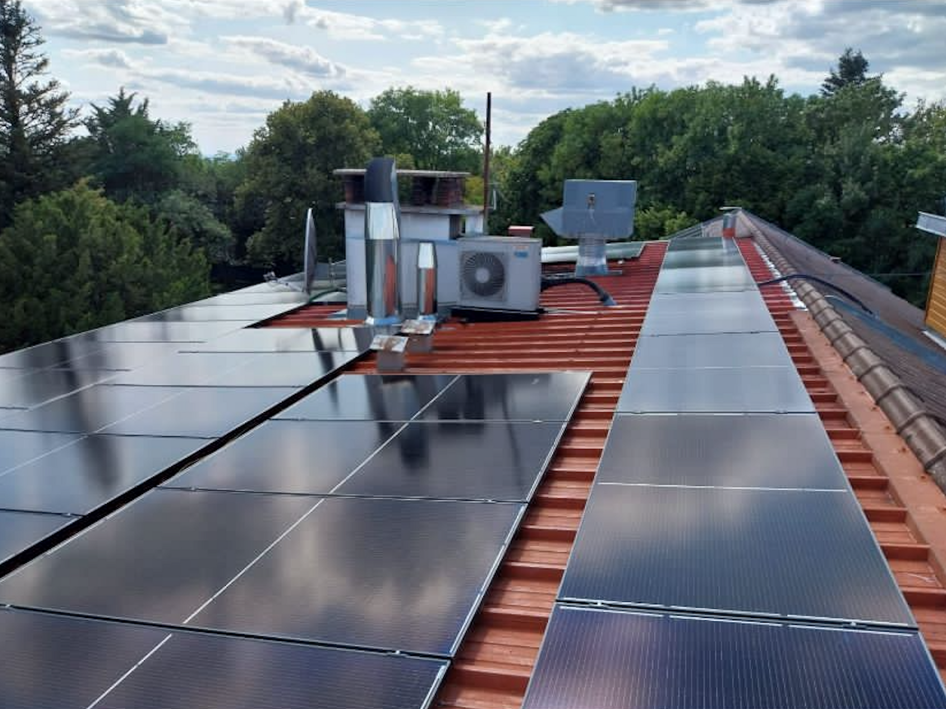 Pose de panneaux photovoltaïques sur une toiture