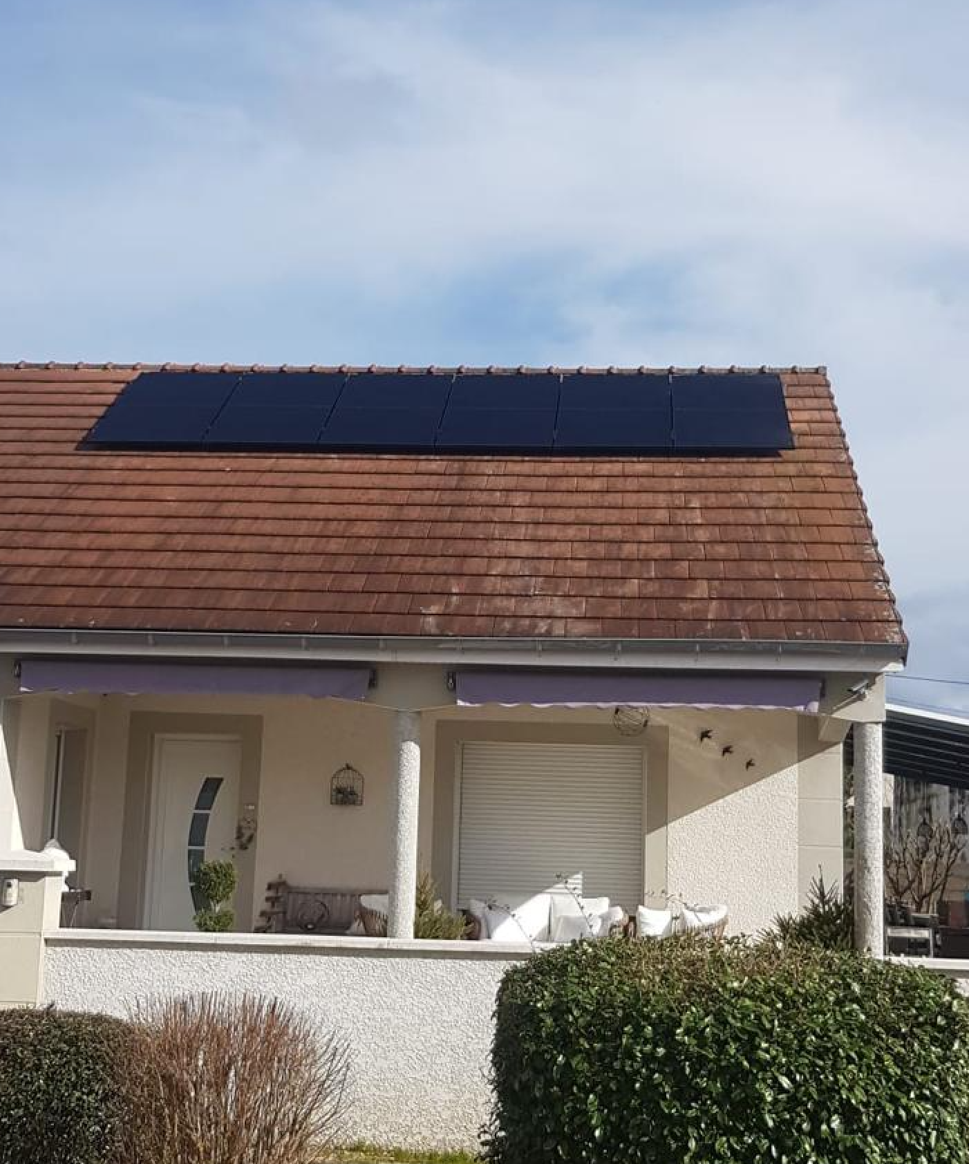 Pose de panneaux photovoltaïques sur une toiture de maison d'un particulier