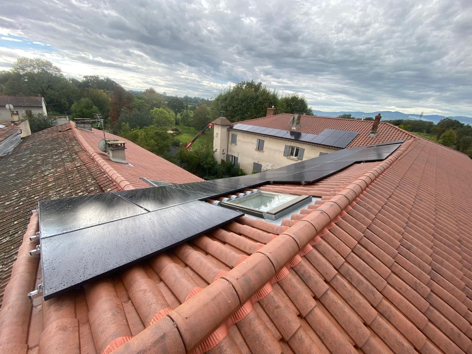 Pose de panneaux photovoltaïques sur une toiture en tuile 