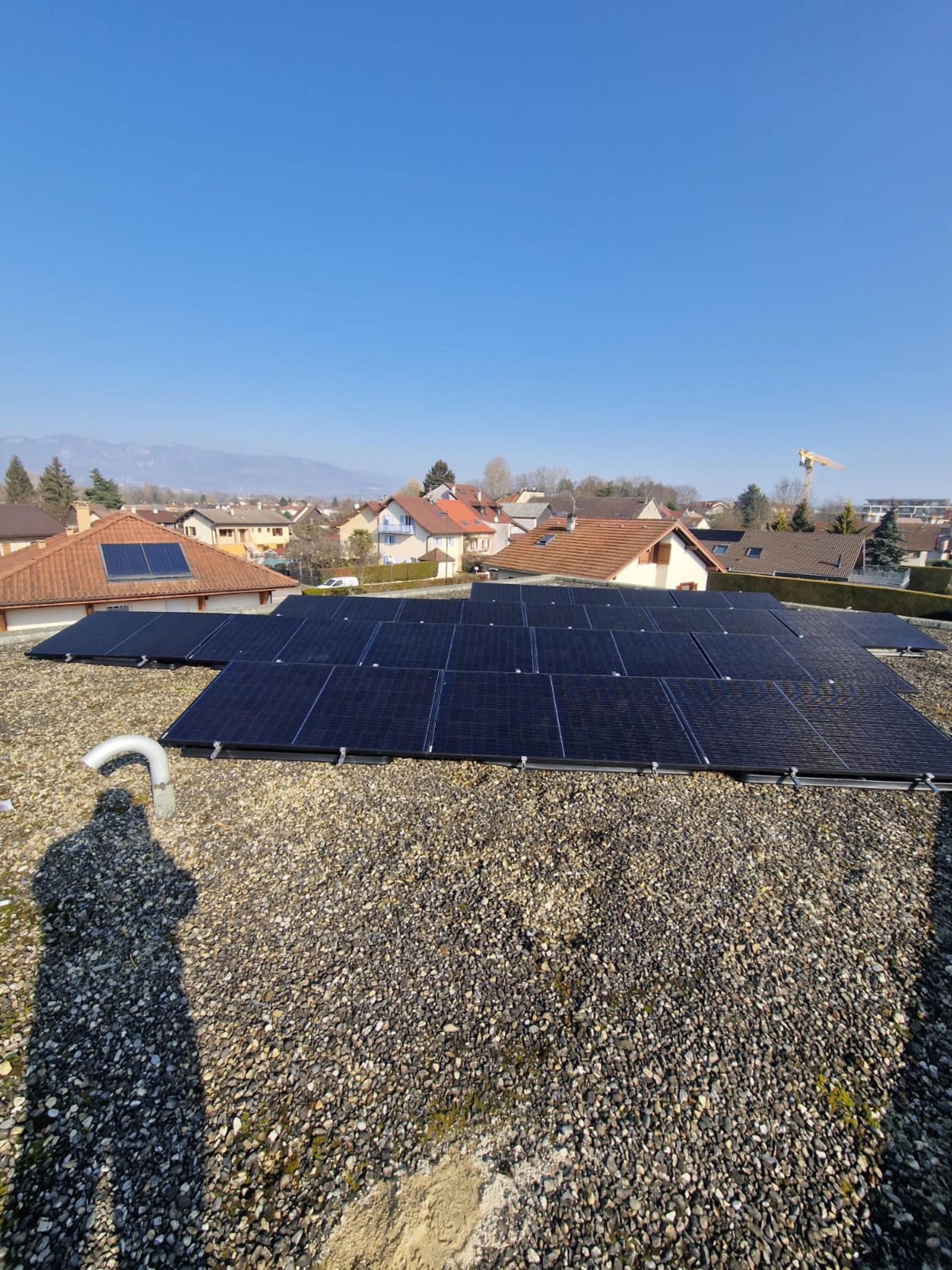 Installation sur toit-terrasse d'un kit 6kWc et de panneaux 500W