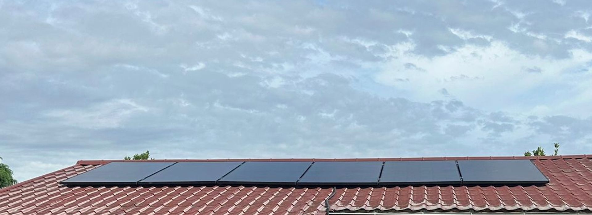 Pose de panneaux photovoltaïques sur une toiture en tuile chez un particulier