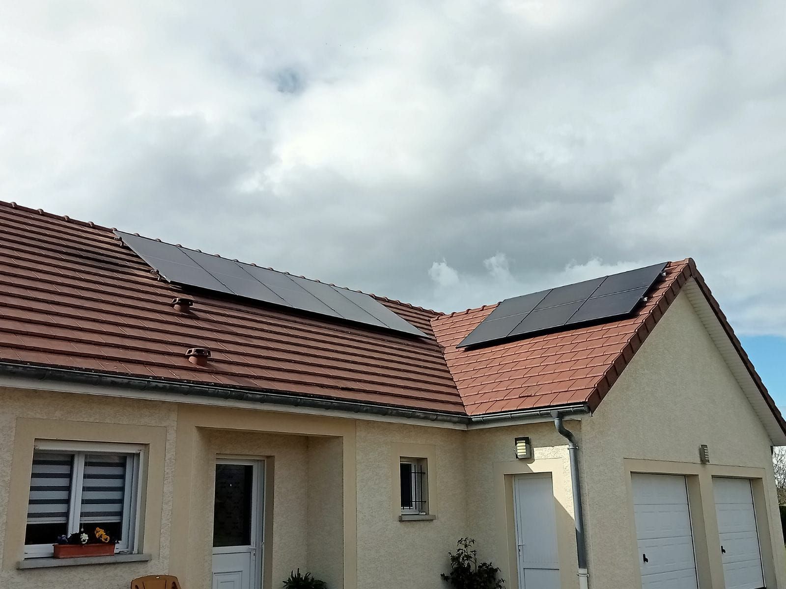 Pose de panneaux photovoltaïques sur une toiture en tuile sur deux versants de toiture 