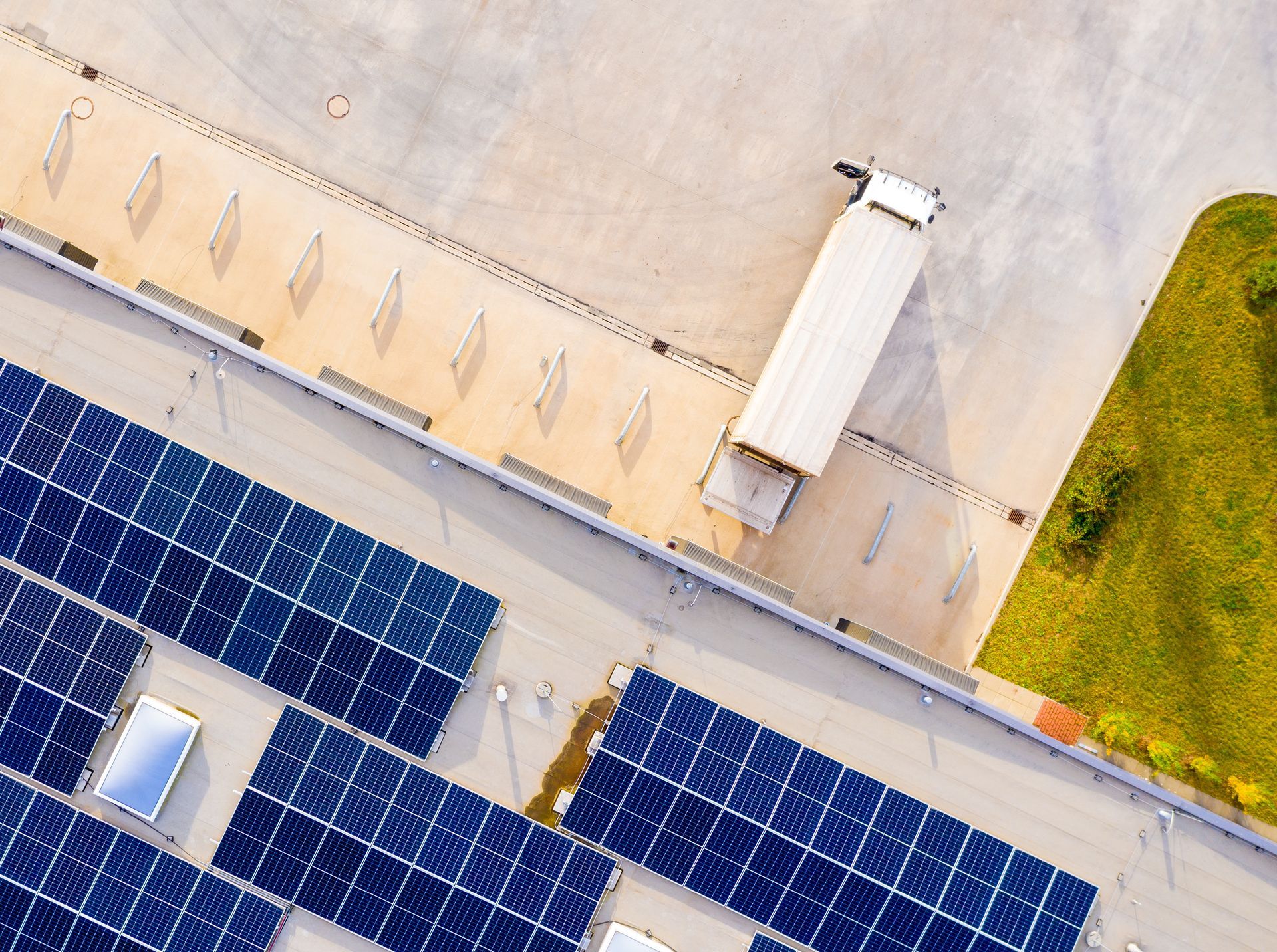 Toit d'une entreprise avec panneaux photovoltaïques vus de dessus