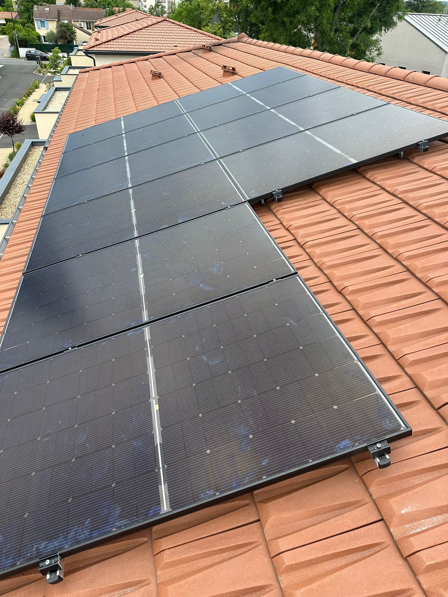 Pose de panneaux photovoltaïques sur une toiture en tuiles plates