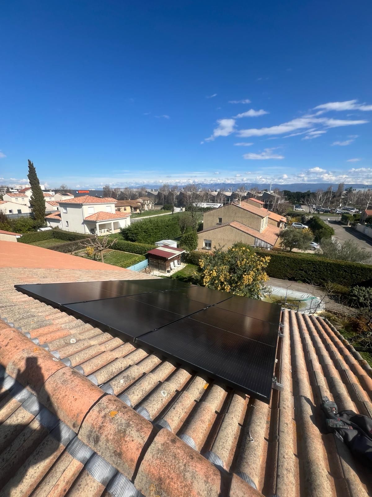 Pose de panneaux photovoltaïques sur une toiture chez un particulier