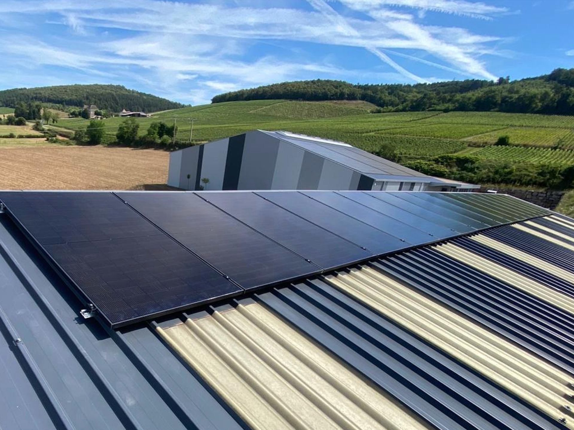 Pose de panneaux photovoltaïques sur une toiture en métal