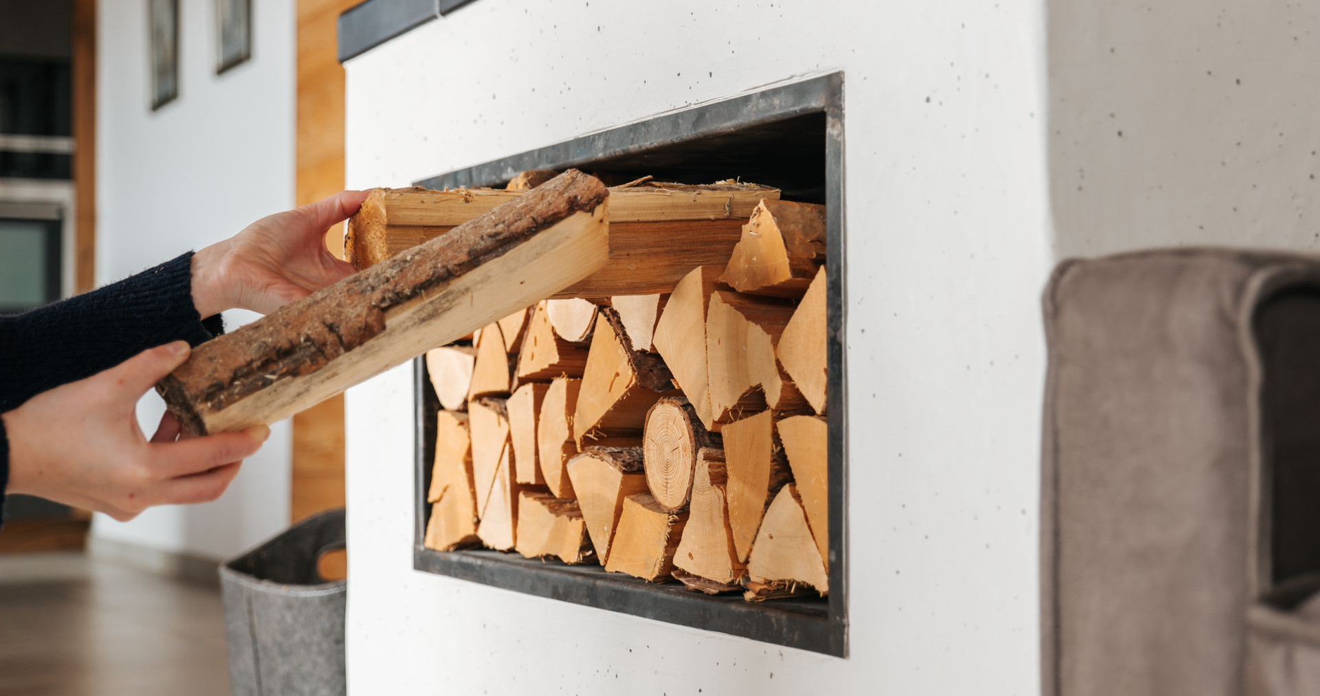 Personne qui range des bûches de bois