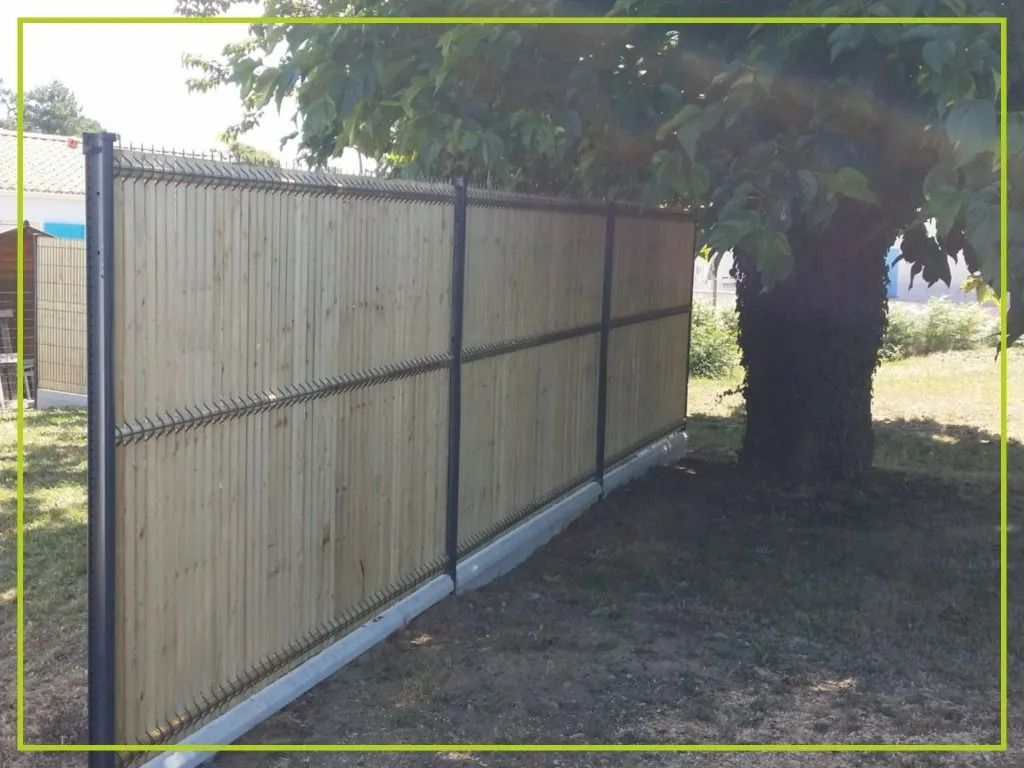 Clôture en bambou avec des poteaux en métal noir