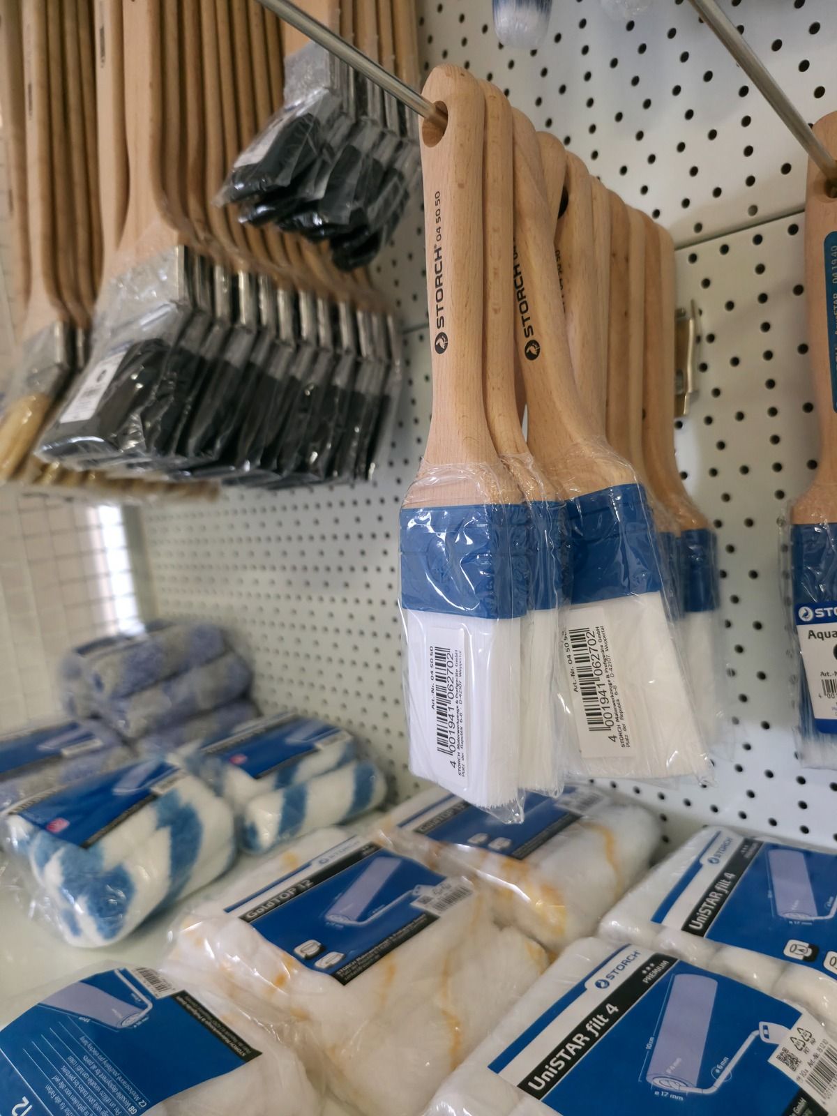 Eine Ausstellung von Pinseln und Farbrollen in einem Geschäft