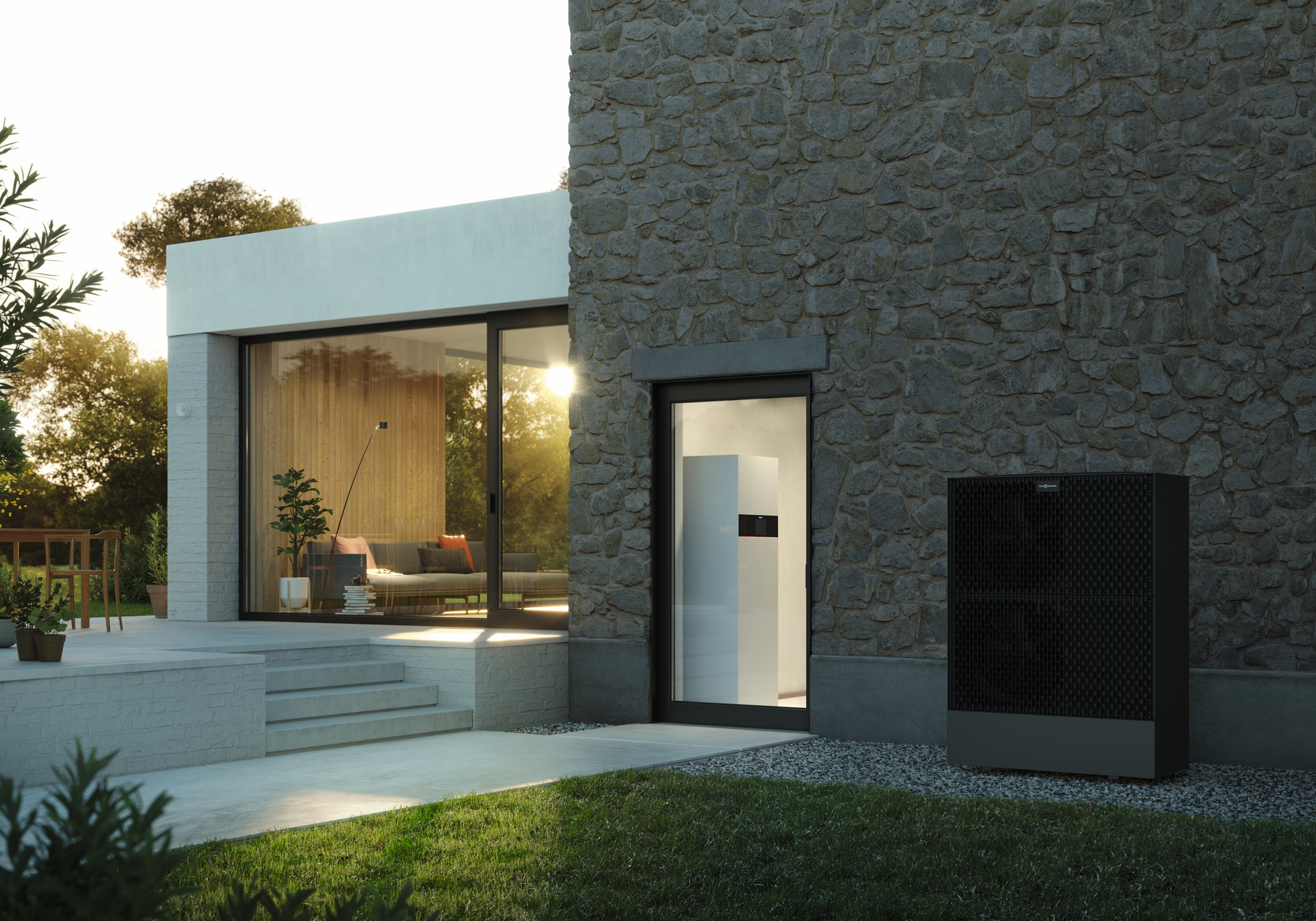 Extérieur de maison moderne avec panneaux solaires sur le toit et pompe à chaleur extérieure sur une pelouse.
