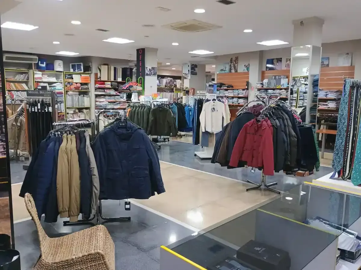 Primer plano de cuatro cortinas estampadas en tonos blanco, naranja, tostado y azul.