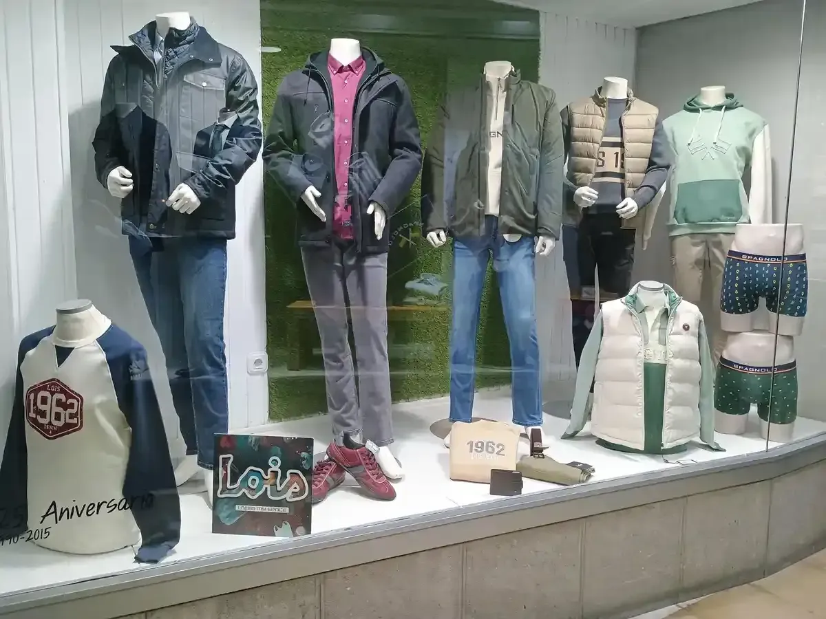 Tres hombres con chalecos y camisas con cuello caminando por una calle de la ciudad.