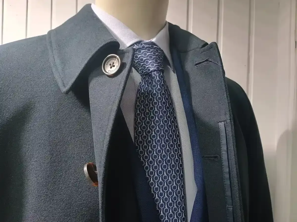 Accesorios de hombre sobre superficie de madera: sombrero, gafas, reloj, pajarita, camisa y estuche para gafas de sol.