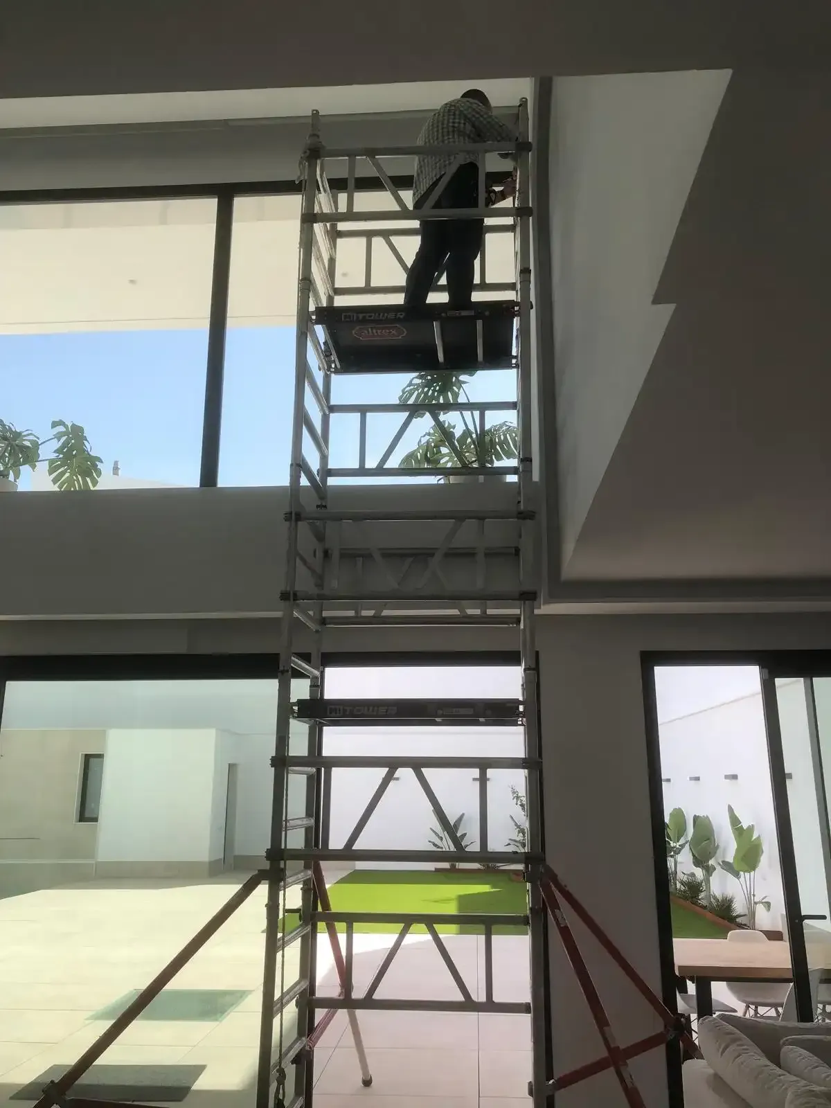 Cama con almohadas amarillas y rojas y una pequeña almohada decorativa.