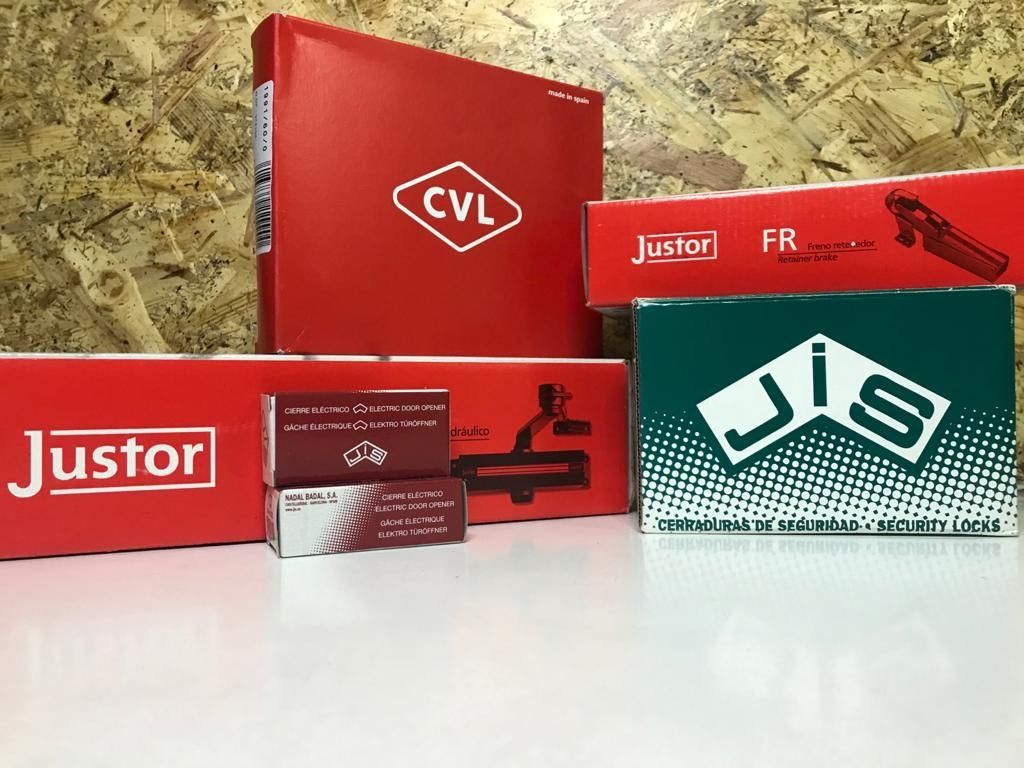 Las cajas de justor cvl y jis se apilan una encima de otra