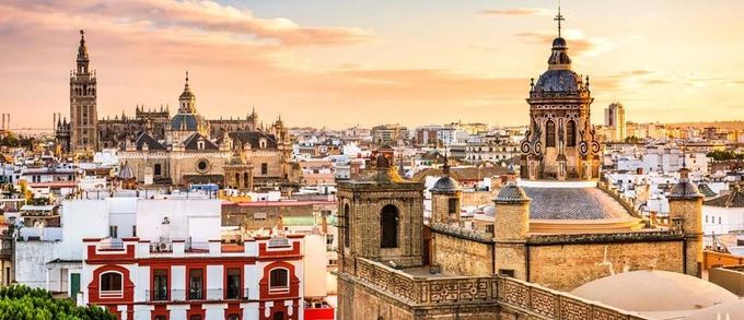Una vista aérea de una ciudad con una catedral al fondo.