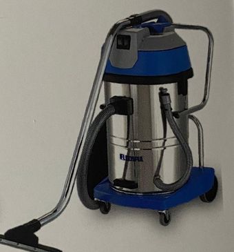 Una aspiradora de acero inoxidable con tapa azul y ruedas.