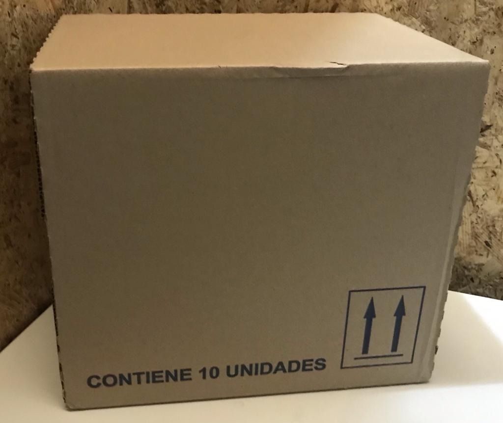 Una caja de cartón que dice contiene 10 unidades