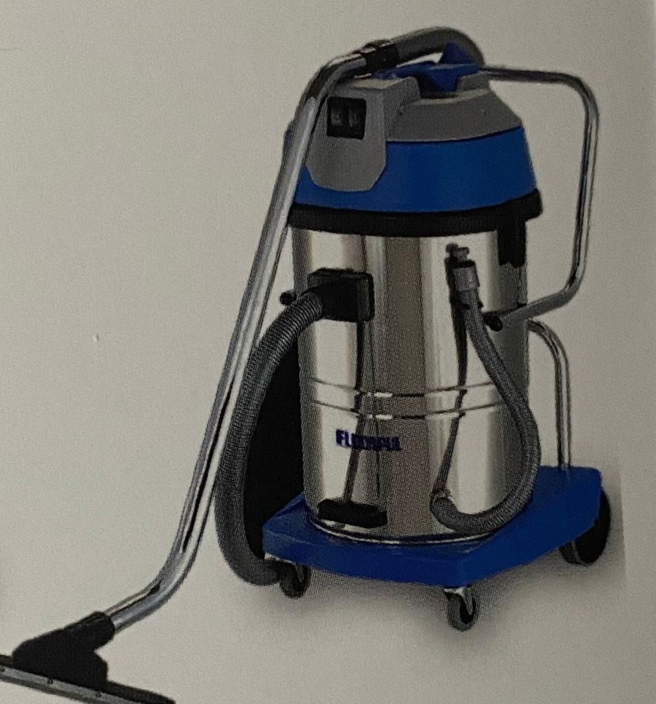 Una aspiradora de acero inoxidable con tapa azul y ruedas.