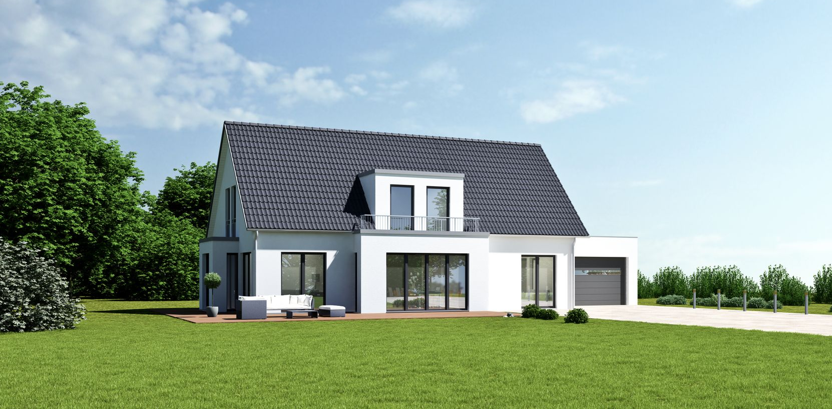 Maison blanche moderne au toit sombre, sur une pelouse verdoyante sous un ciel bleu.