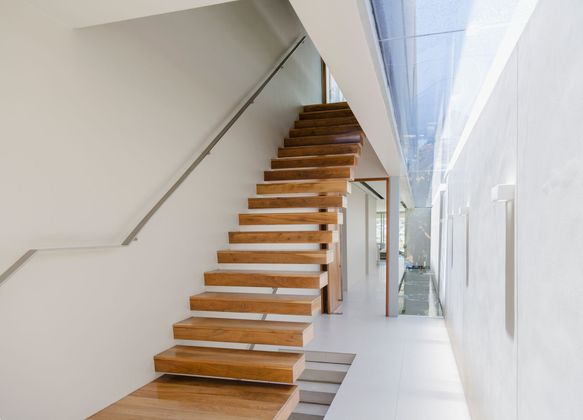 Escalier intérieur en bois.