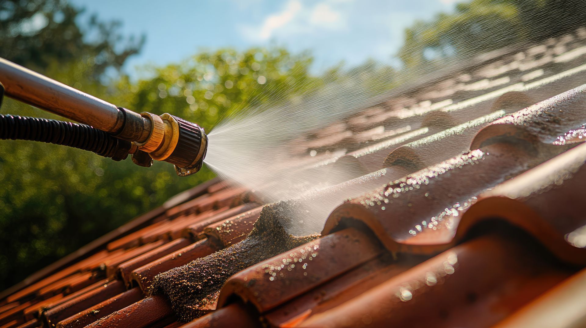 Une personne nettoie la toiture