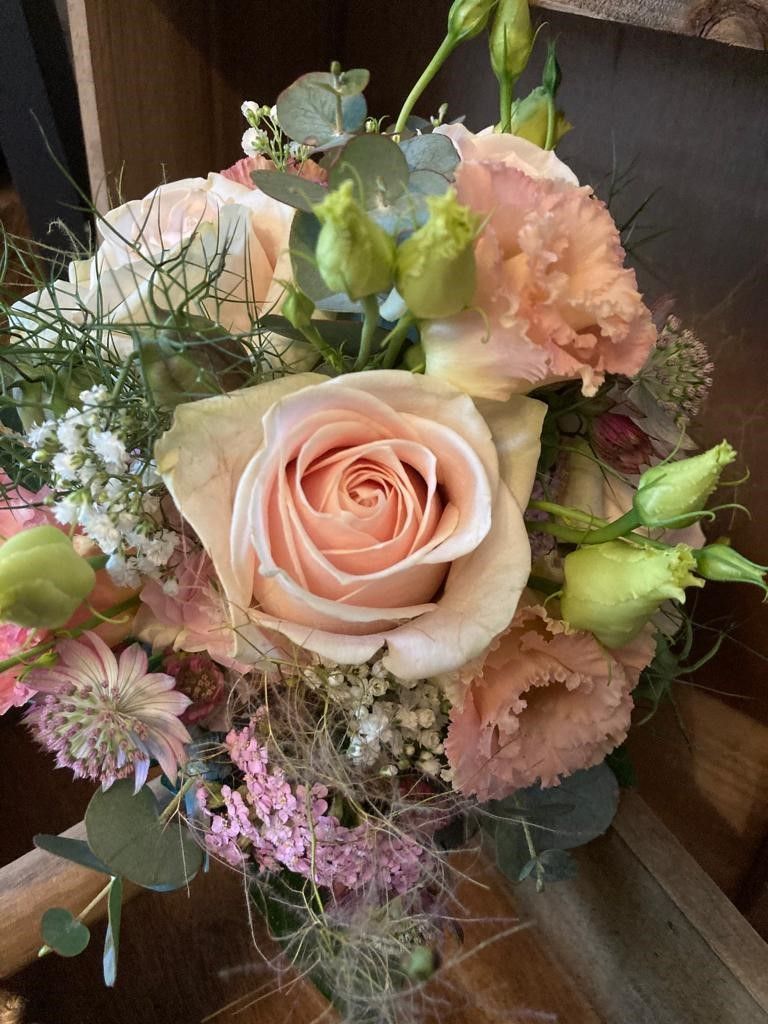 Eine Nahaufnahme eines Blumenstraußes auf einem Holztisch.