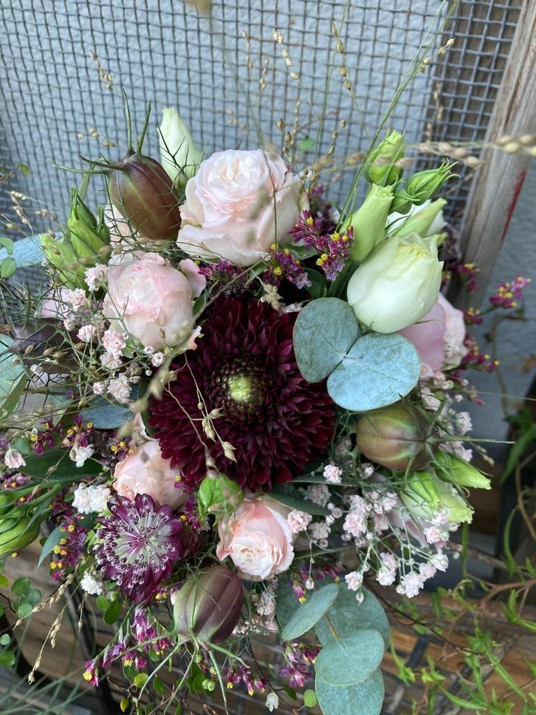 Eine Nahaufnahme eines Blumenstraußes auf einem Tisch.