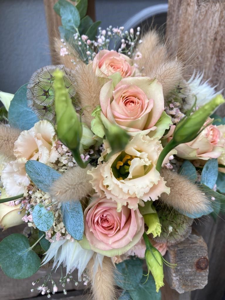 Eine Nahaufnahme eines Blumenstraußes auf einem Holztisch.