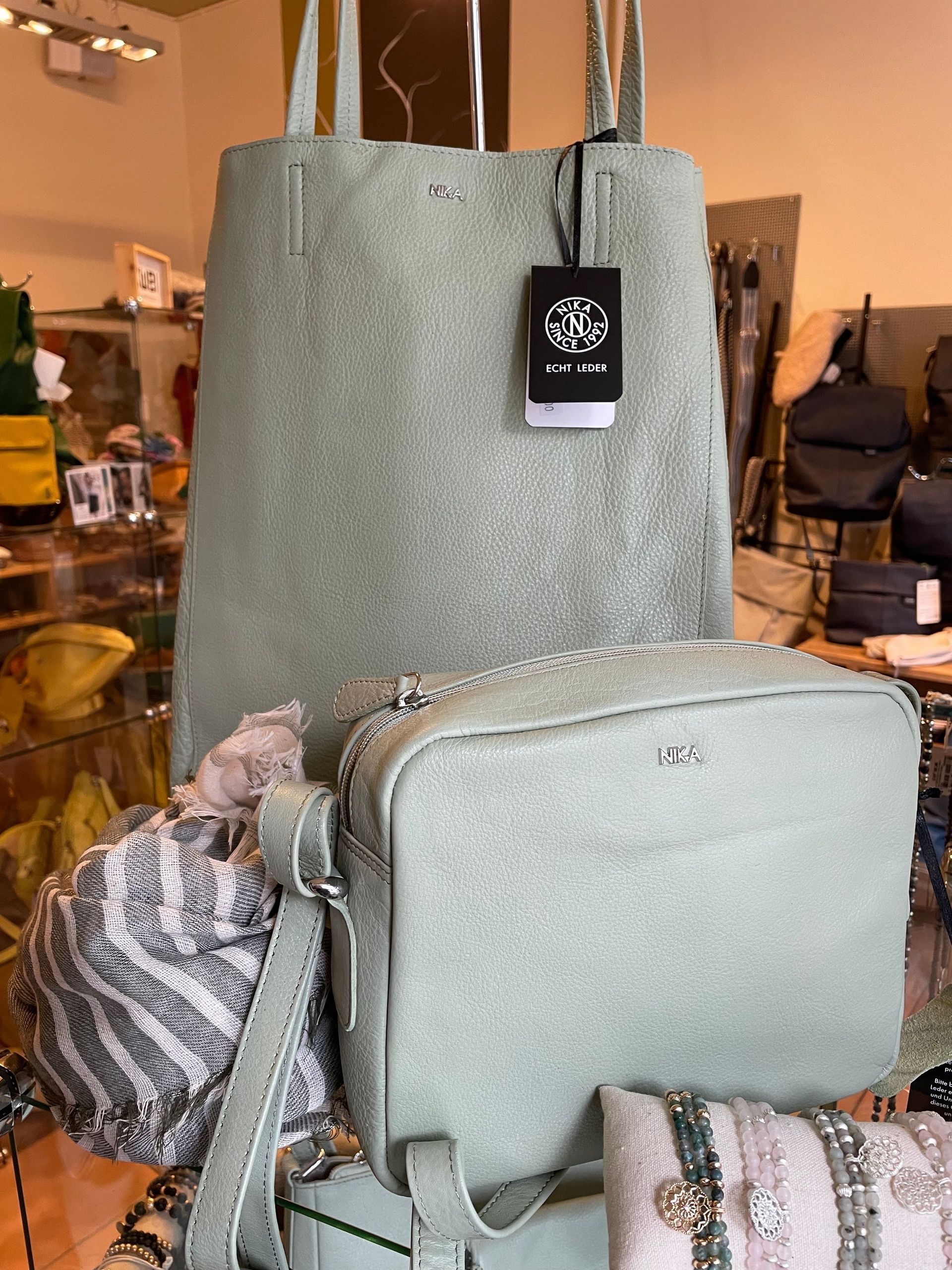 In einem Geschäft steht ein Stapel übereinander liegender Taschen.