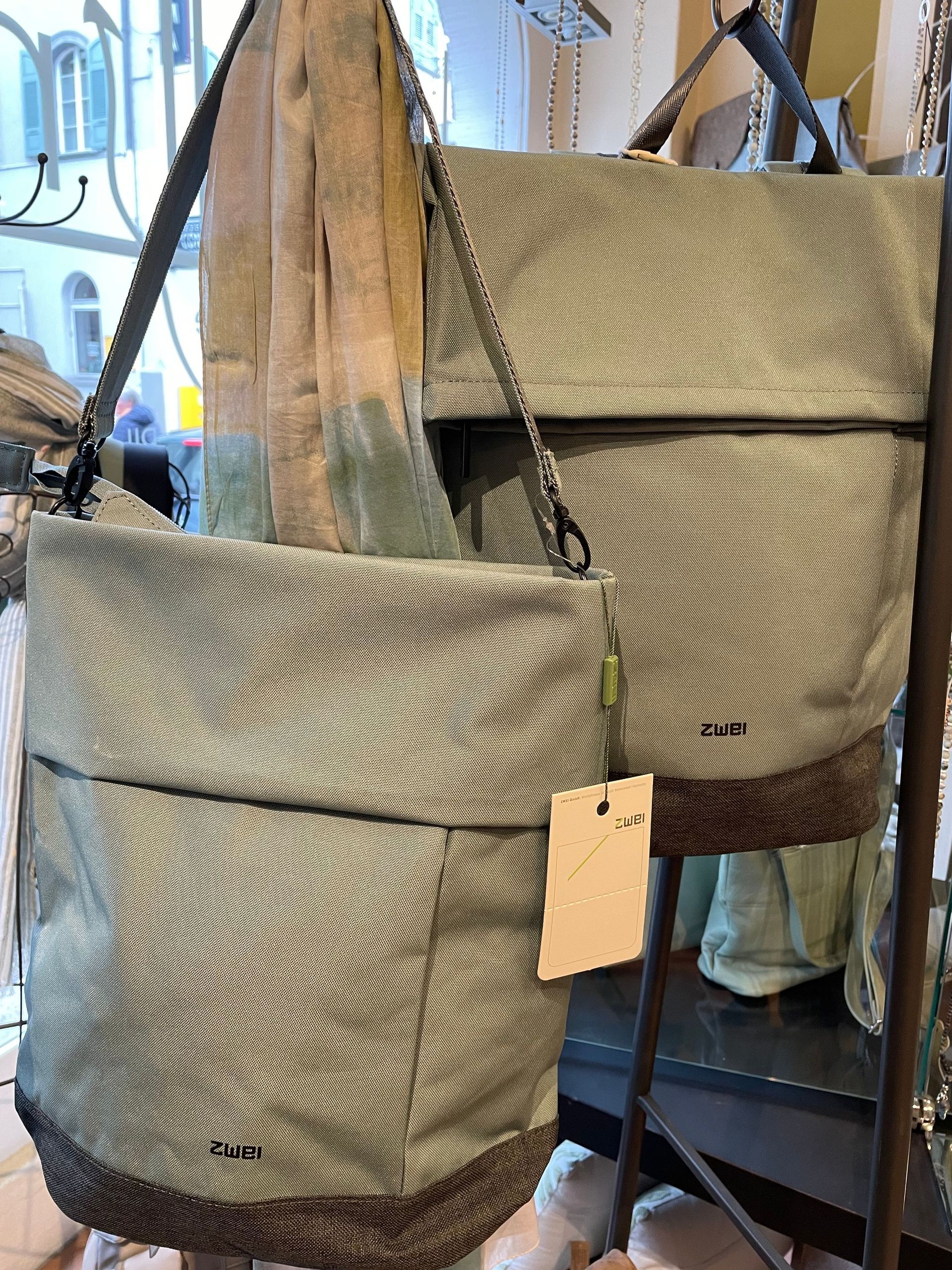 In einem Geschäft stehen zwei Taschen auf einem Regal.