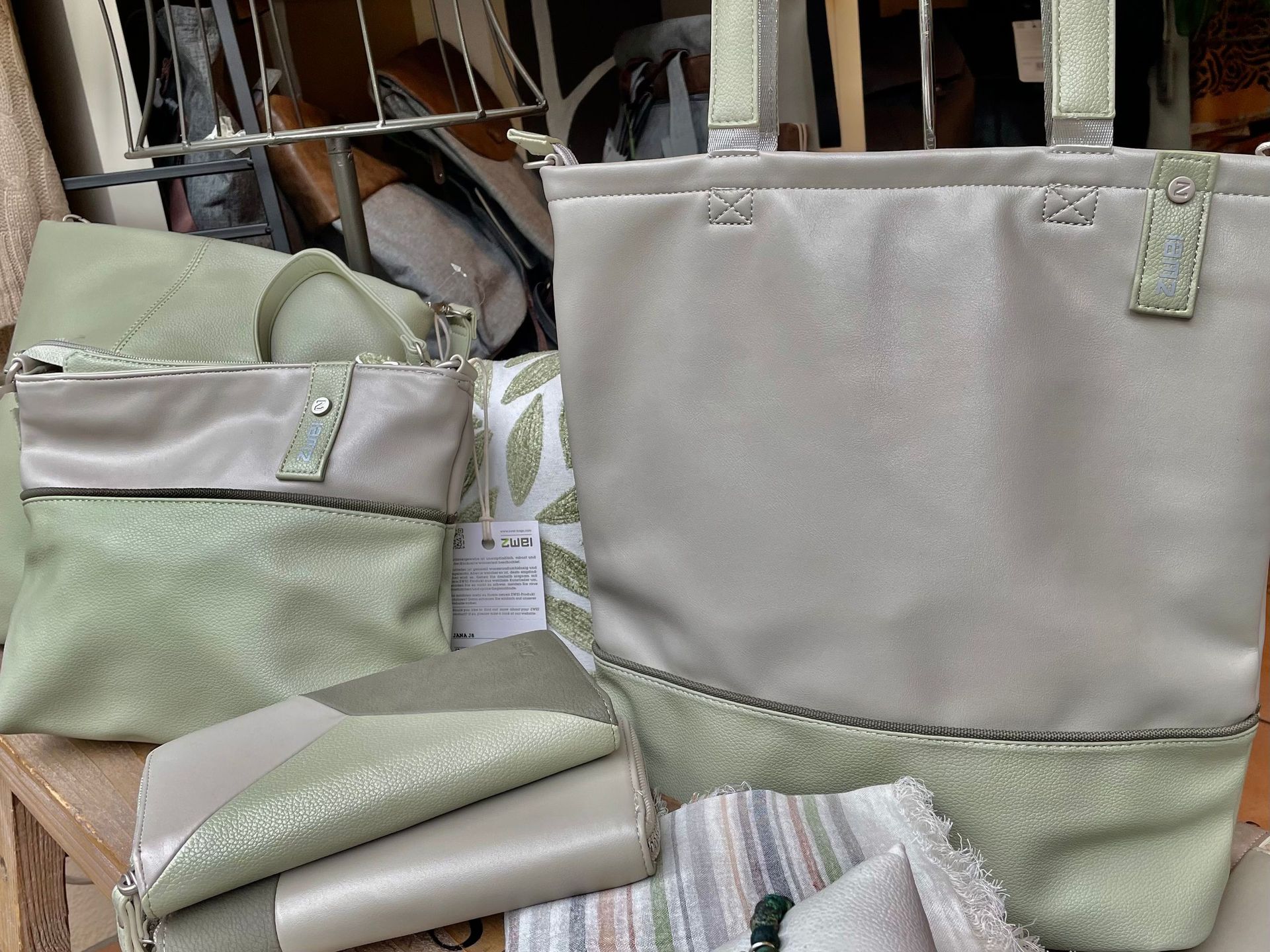 Ein Haufen Taschen liegt auf einem Holztisch