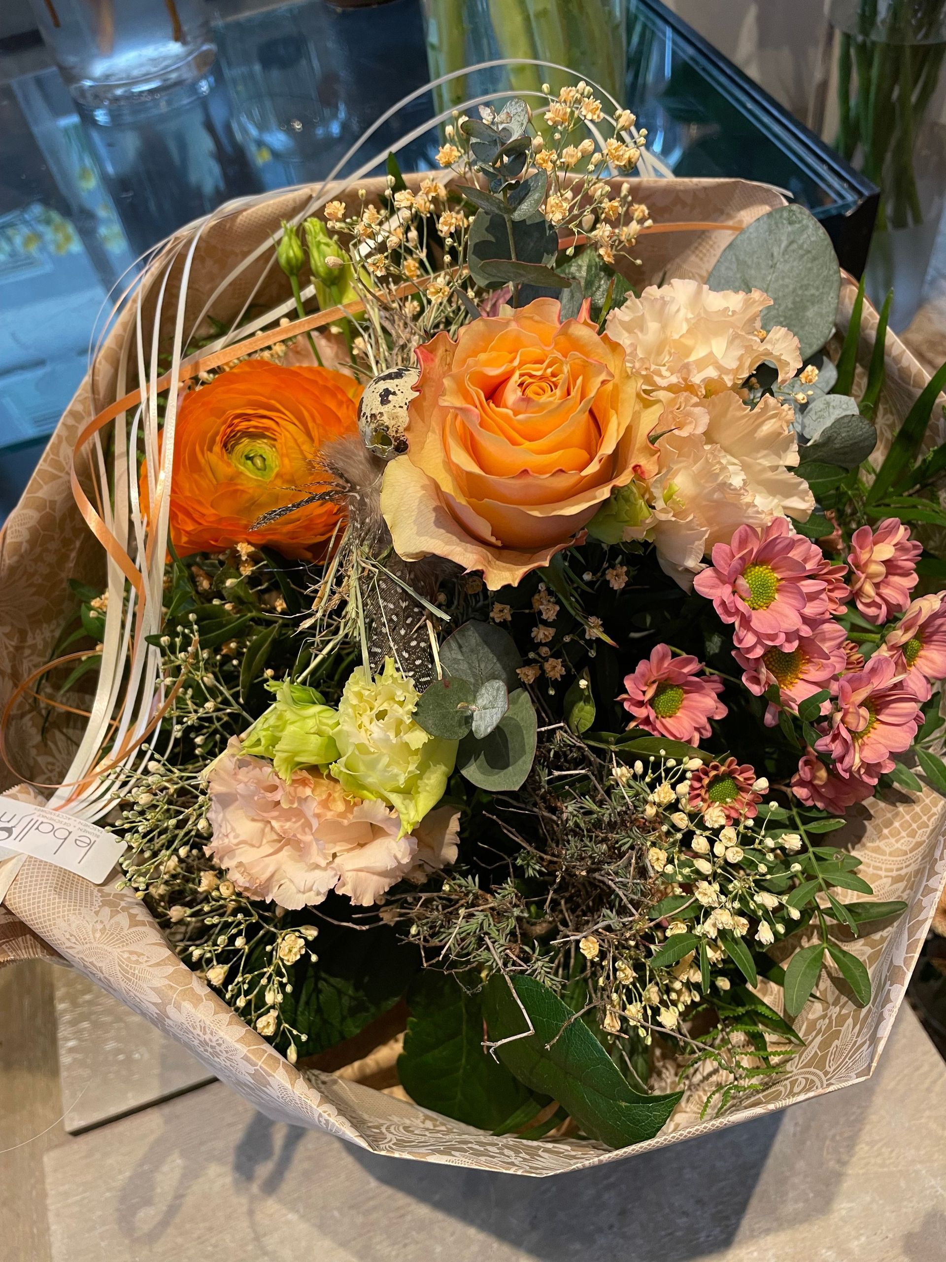 Ein Blumenstrauß steht auf einem Tisch.