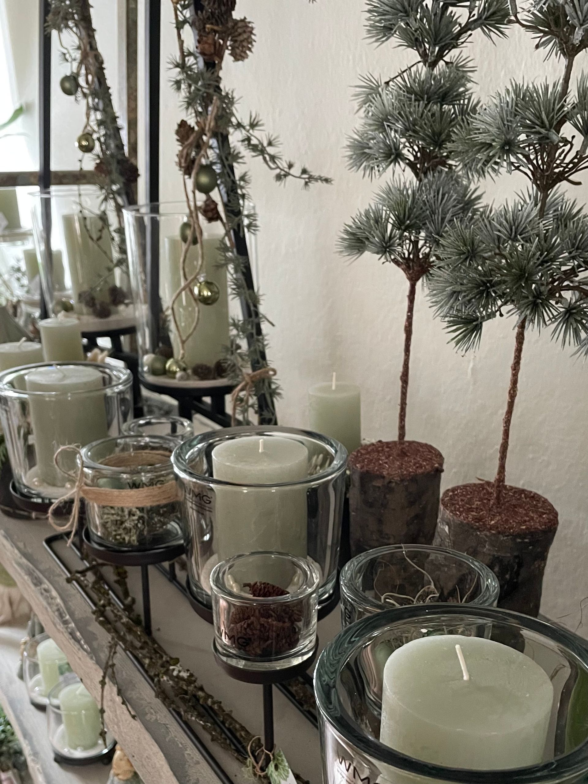 Ein Tisch mit Kerzen und Bäumen darauf