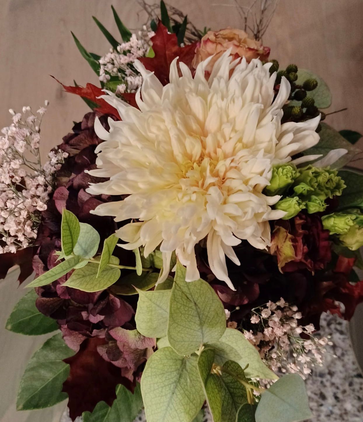 Ein Blumenstrauß mit einer großen weißen Blume in der Mitte