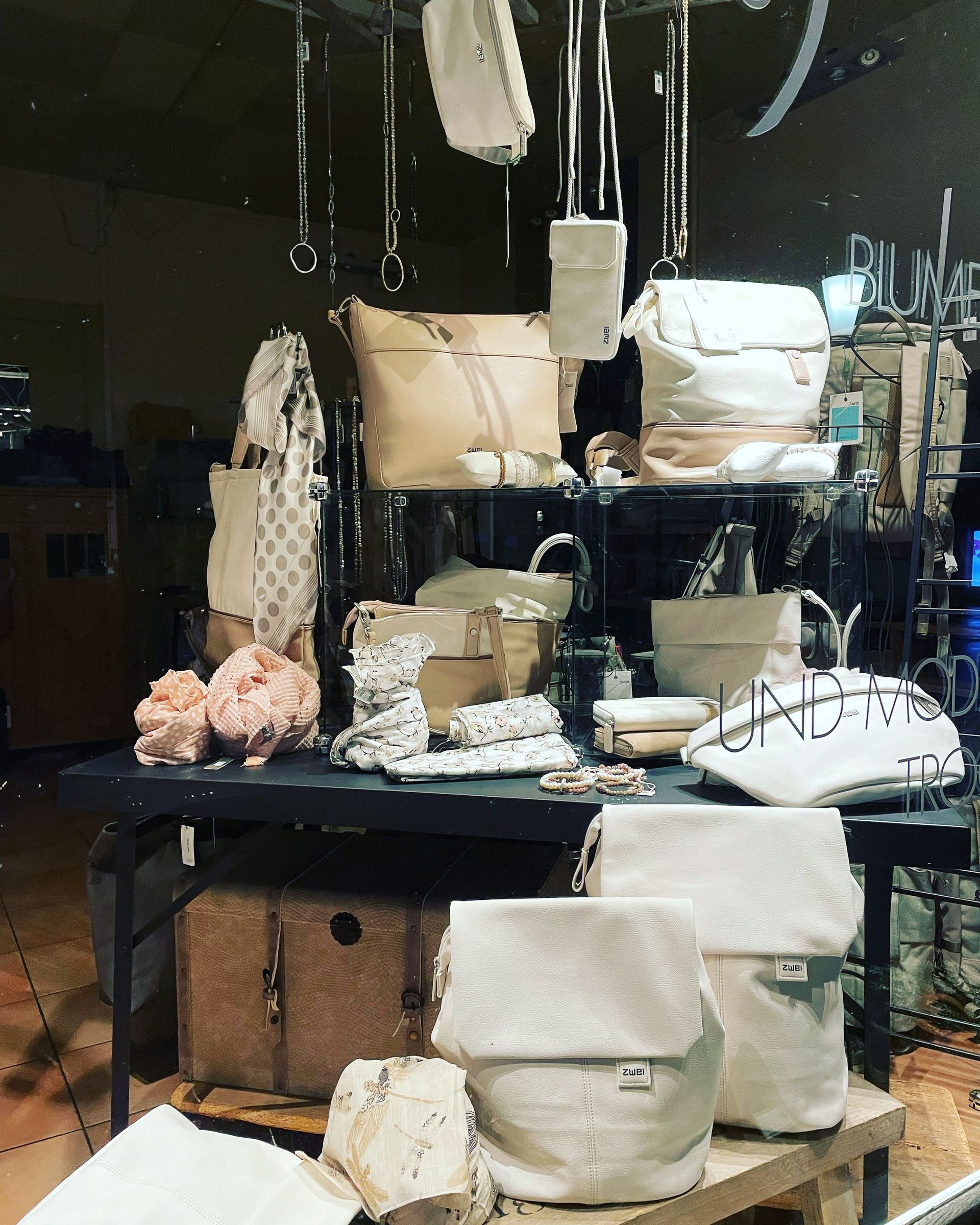 Eine Ausstellung von Handtaschen und anderen Artikeln in einem Schaufenster