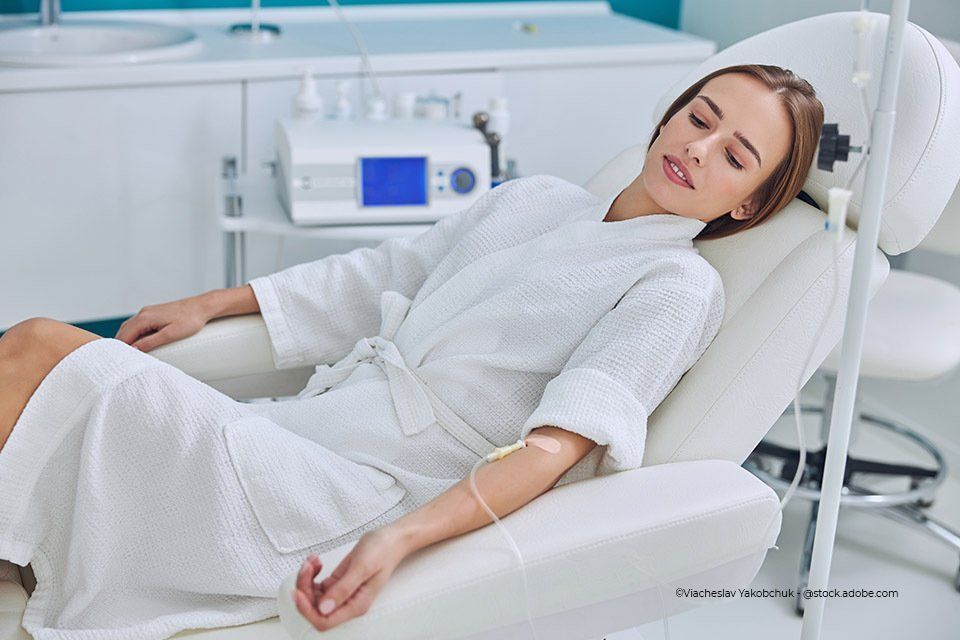 Frau liegt auf einer Liege und erhält eine Infusionstherapie in der Körpermanufaktur