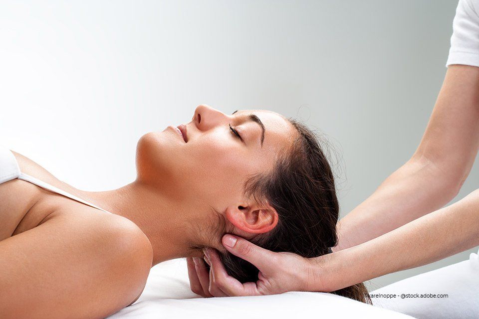 Frau erhält eine Kopfmassage von einem Mitarbeiter der Körpermanufaktur