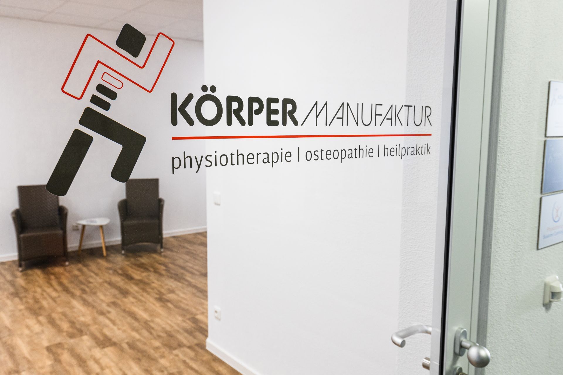 Eingangstür mit Logo zur Körpermanufaktur