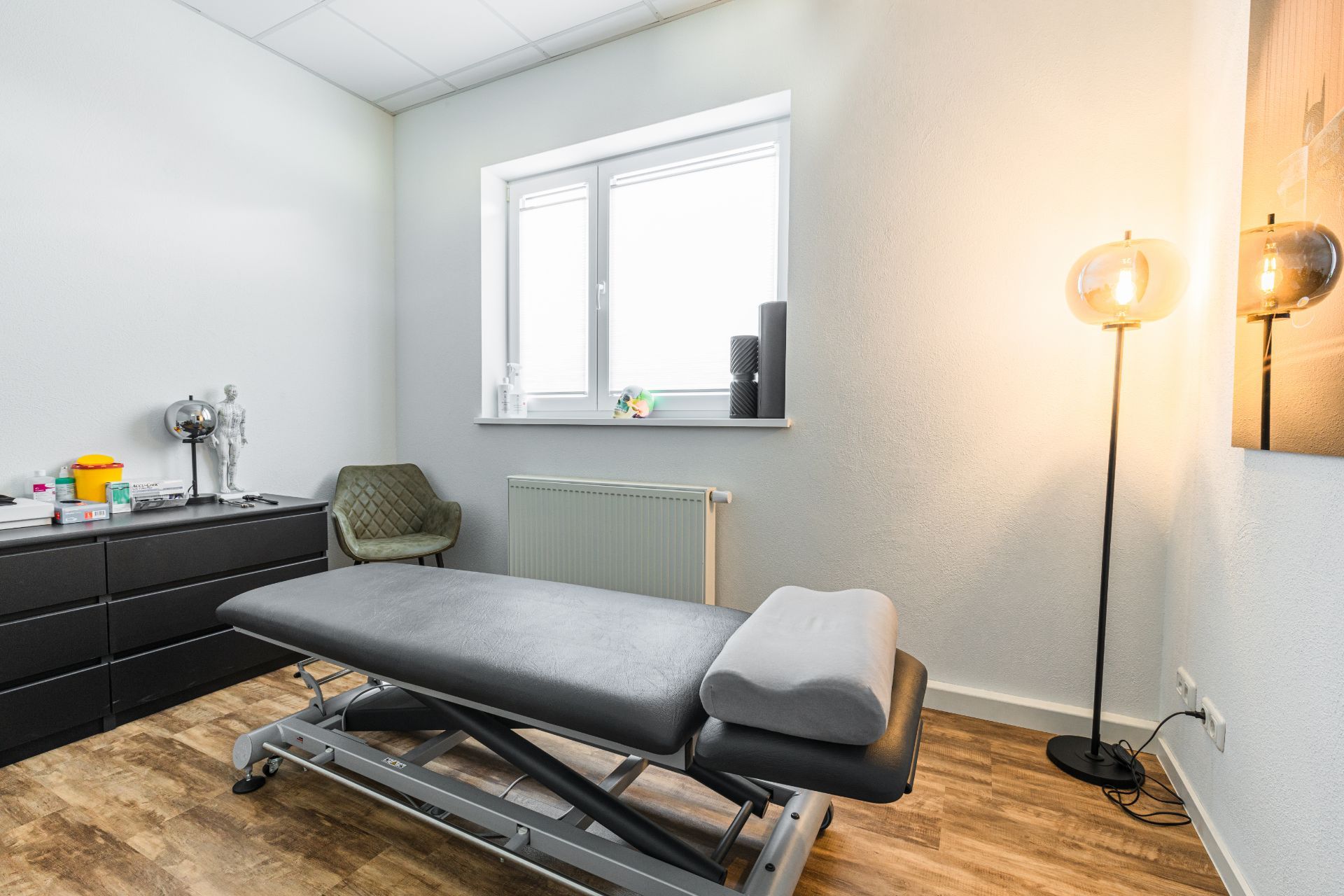 Behandlungszimmer mit Liege bei Körpermanufaktur