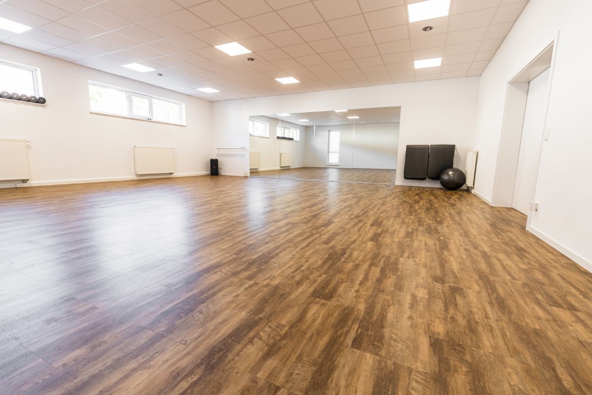 Behandlungsraum mit diversem Equipment in der Körpermanufaktur