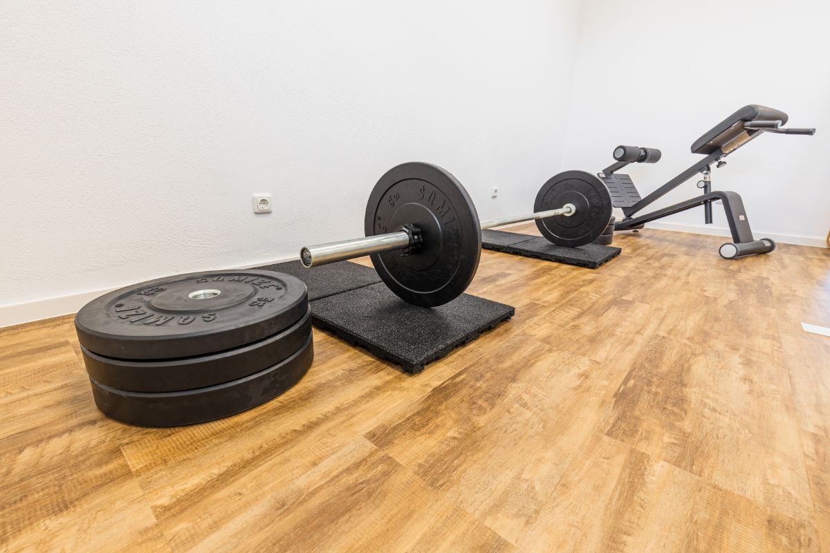 Behandlungsraum mit diversem Equipment in der Körpermanufaktur