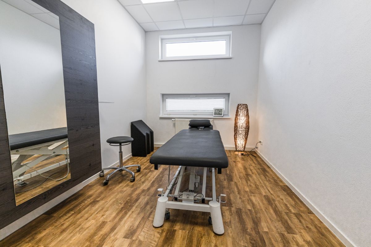 Behandlungsraum mit diversem Equipment in der Körpermanufaktur