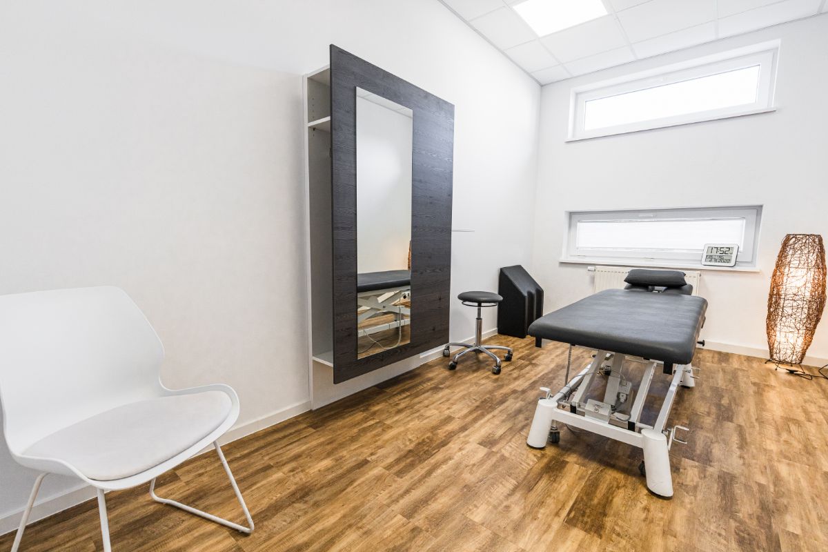 Behandlungsraum mit diversem Equipment in der Körpermanufaktur